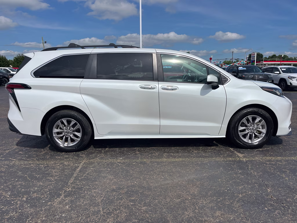 2022 Wind Chill Pearl Toyota Sienna XLE FWD Van
