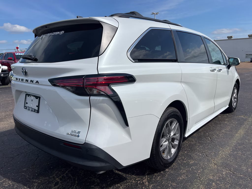 2022 Wind Chill Pearl Toyota Sienna XLE FWD Van