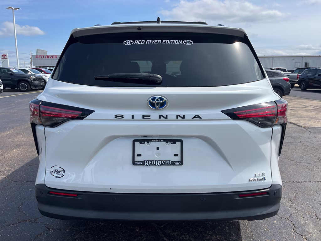 2022 Wind Chill Pearl Toyota Sienna XLE FWD Van
