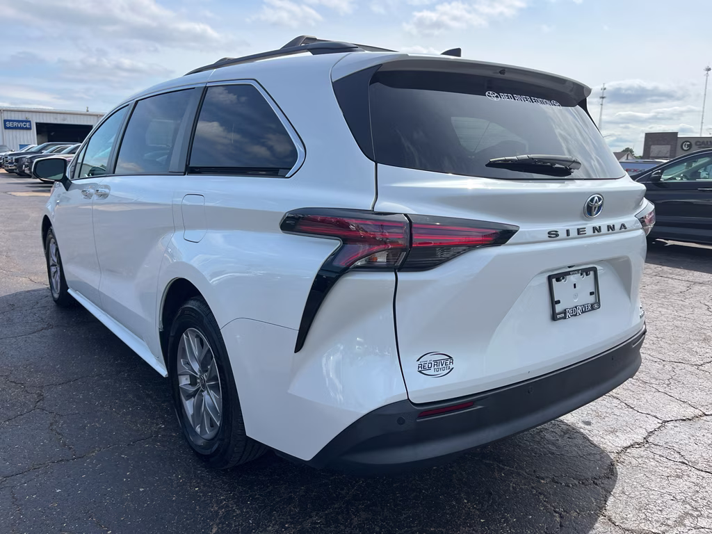 2022 Wind Chill Pearl Toyota Sienna XLE FWD Van