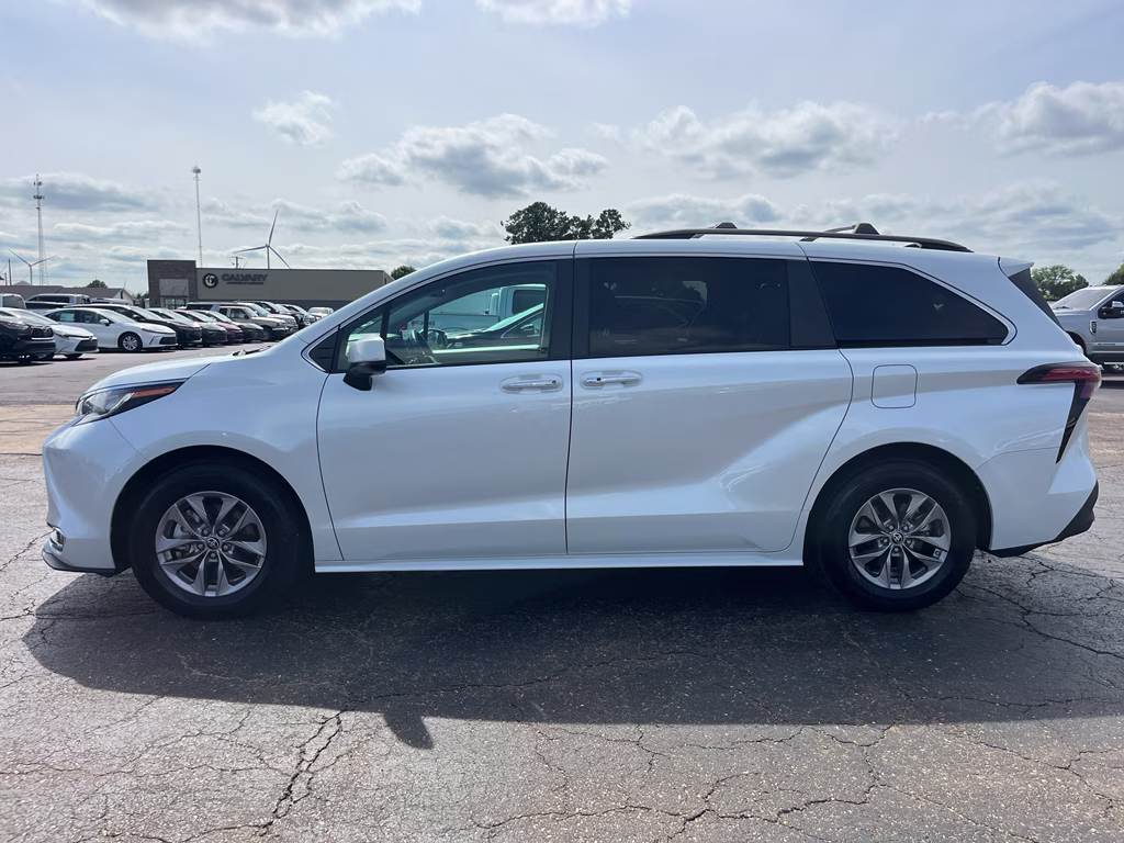 2022 Wind Chill Pearl Toyota Sienna XLE FWD Van