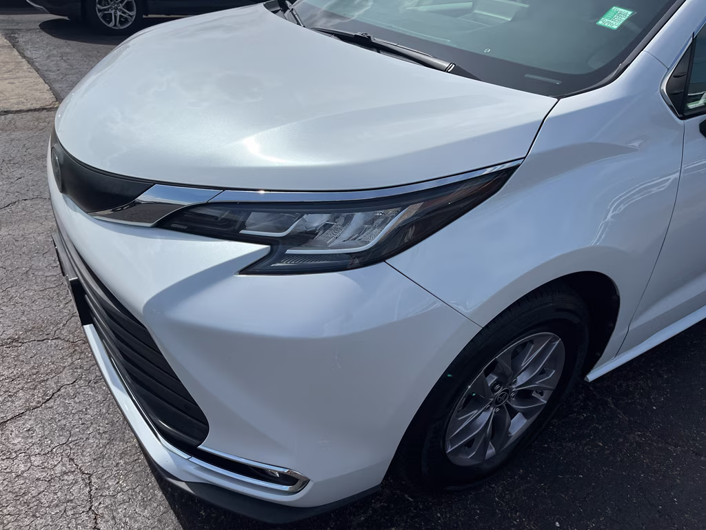 2022 Wind Chill Pearl Toyota Sienna XLE FWD Van