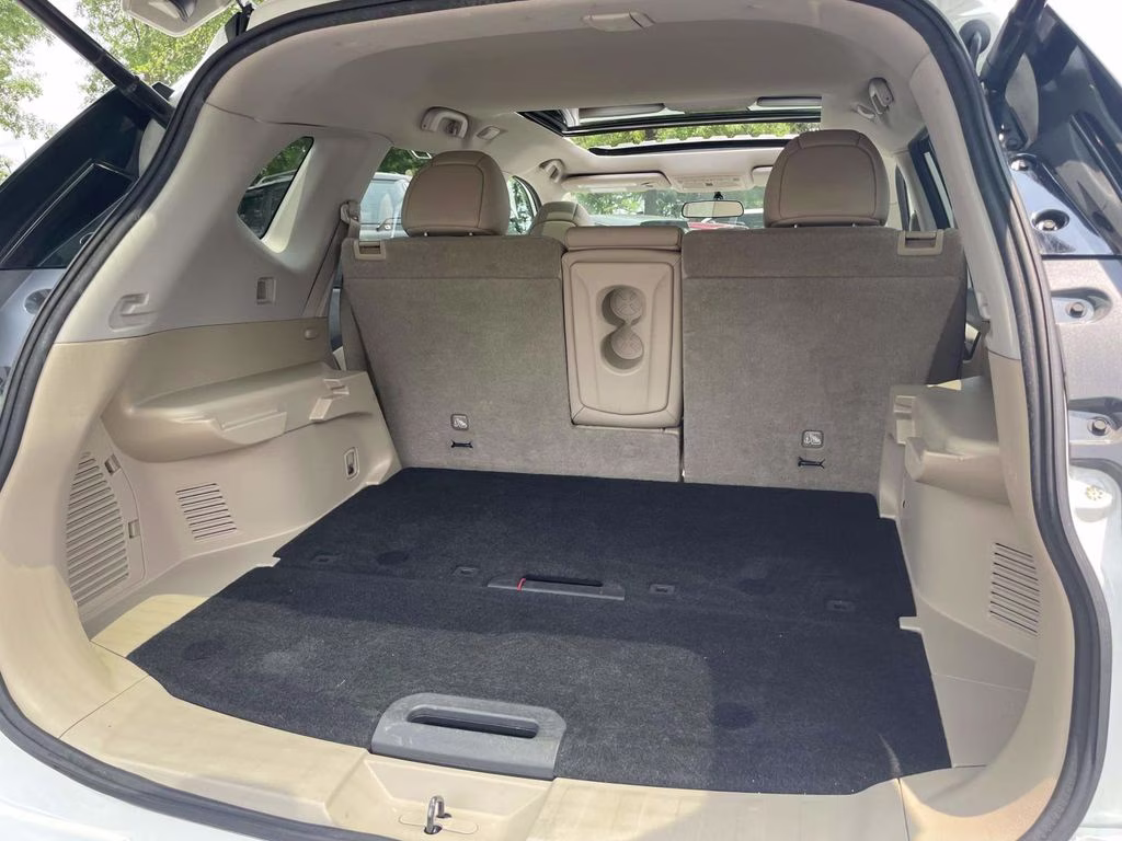 2016 Pearl White Nissan Rogue SL FWD SUV