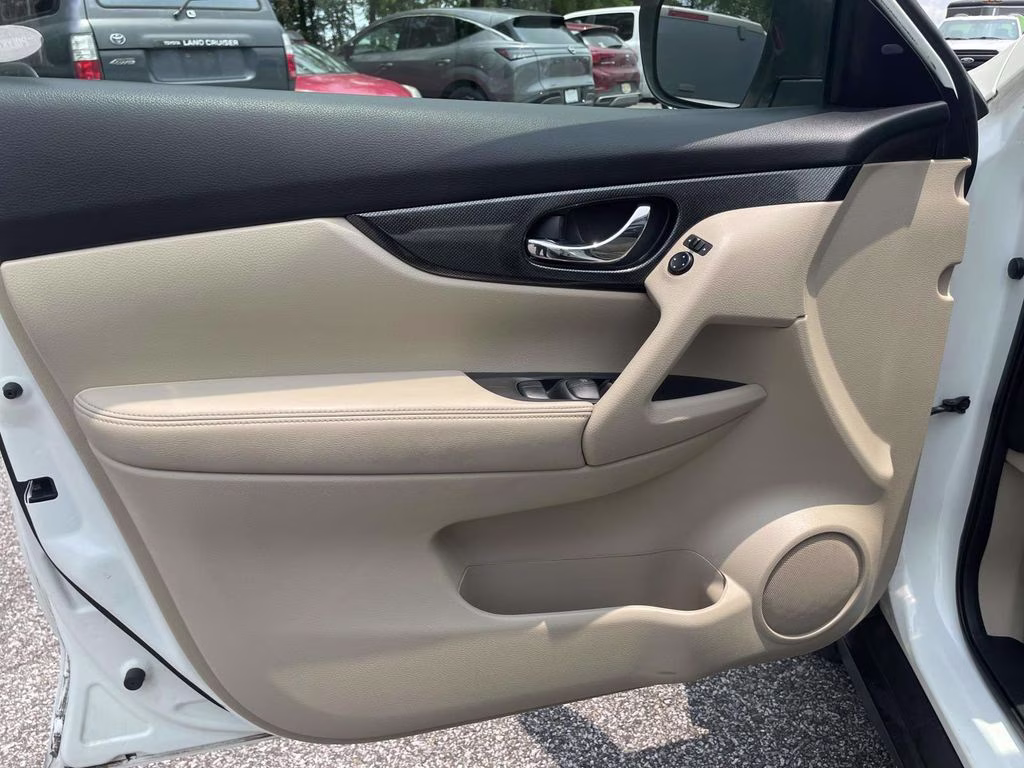 2016 Pearl White Nissan Rogue SL FWD SUV