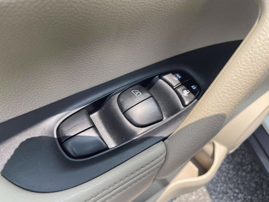 2016 Pearl White Nissan Rogue SL FWD SUV