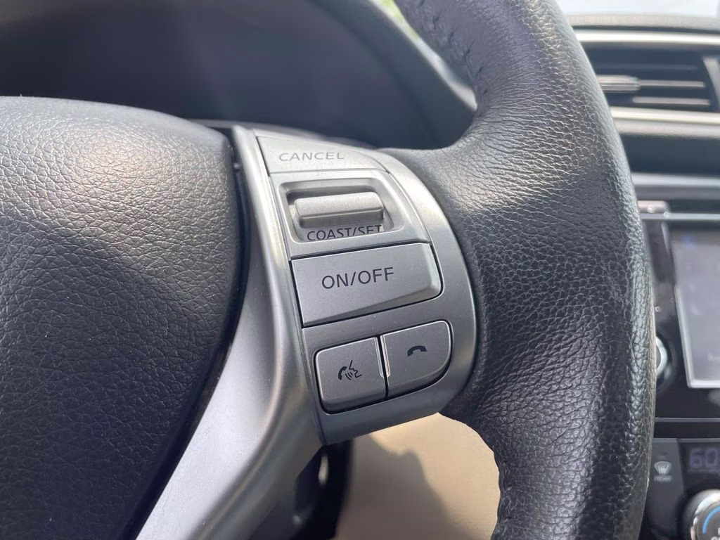 2016 Pearl White Nissan Rogue SL FWD SUV