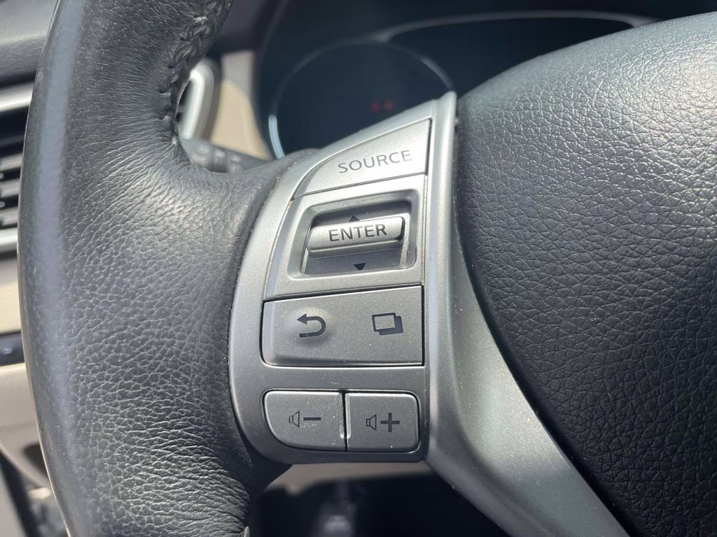 2016 Pearl White Nissan Rogue SL FWD SUV