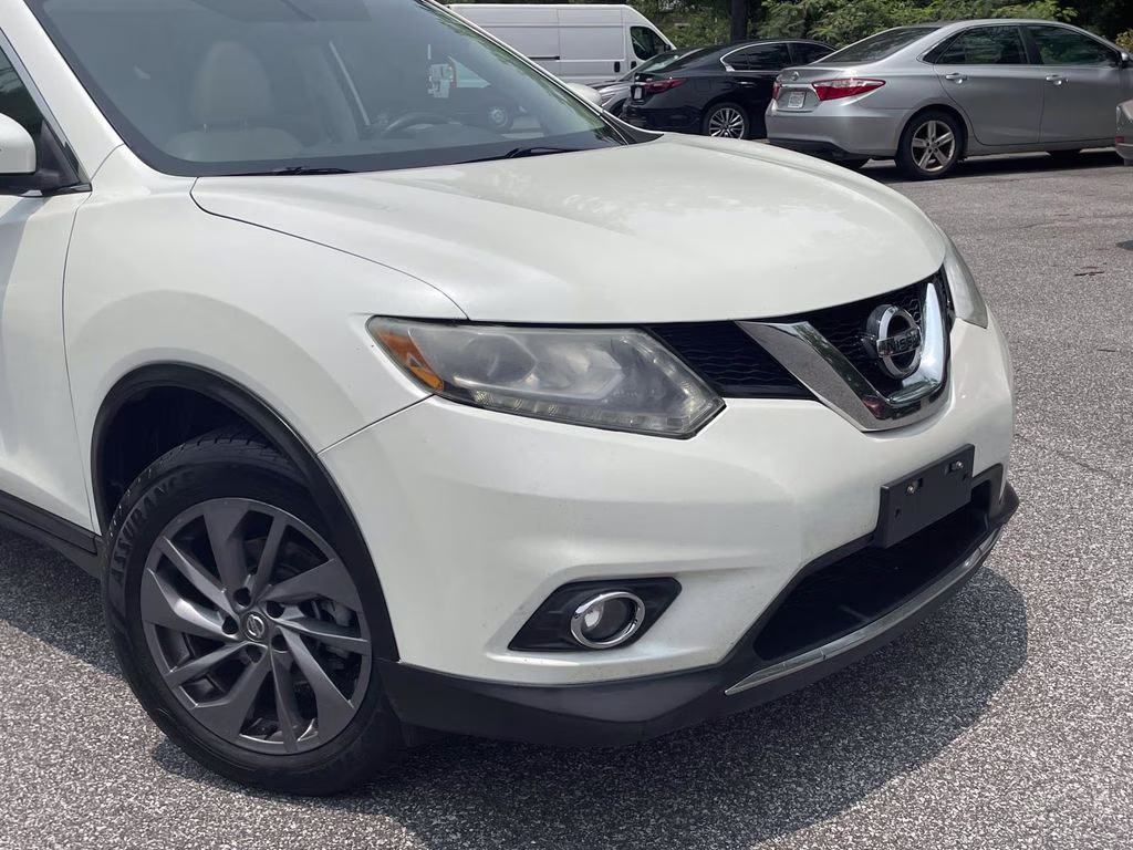 2016 Pearl White Nissan Rogue SL FWD SUV
