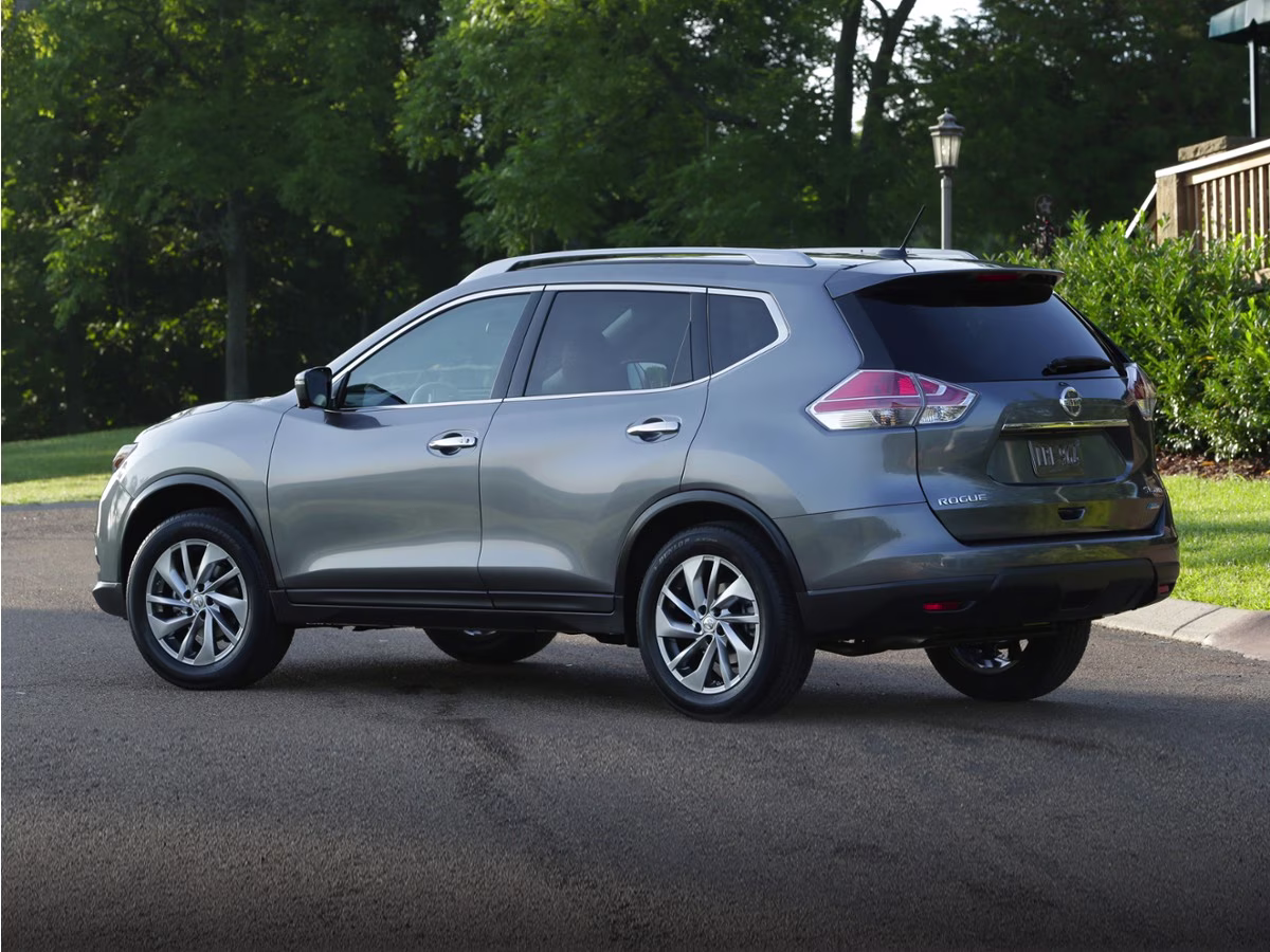 2016 Pearl White Nissan Rogue SL FWD SUV