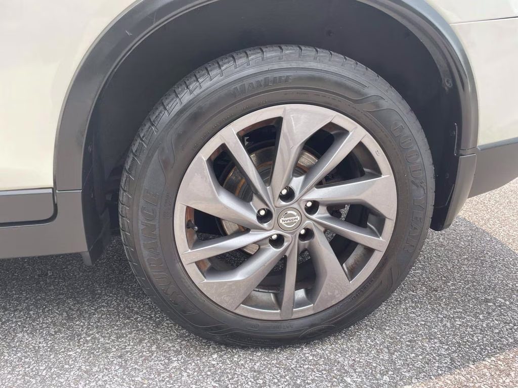 2016 Pearl White Nissan Rogue SL FWD SUV