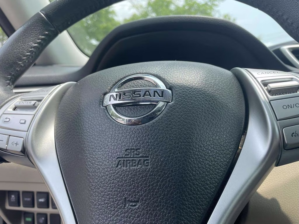 2016 Pearl White Nissan Rogue SL FWD SUV