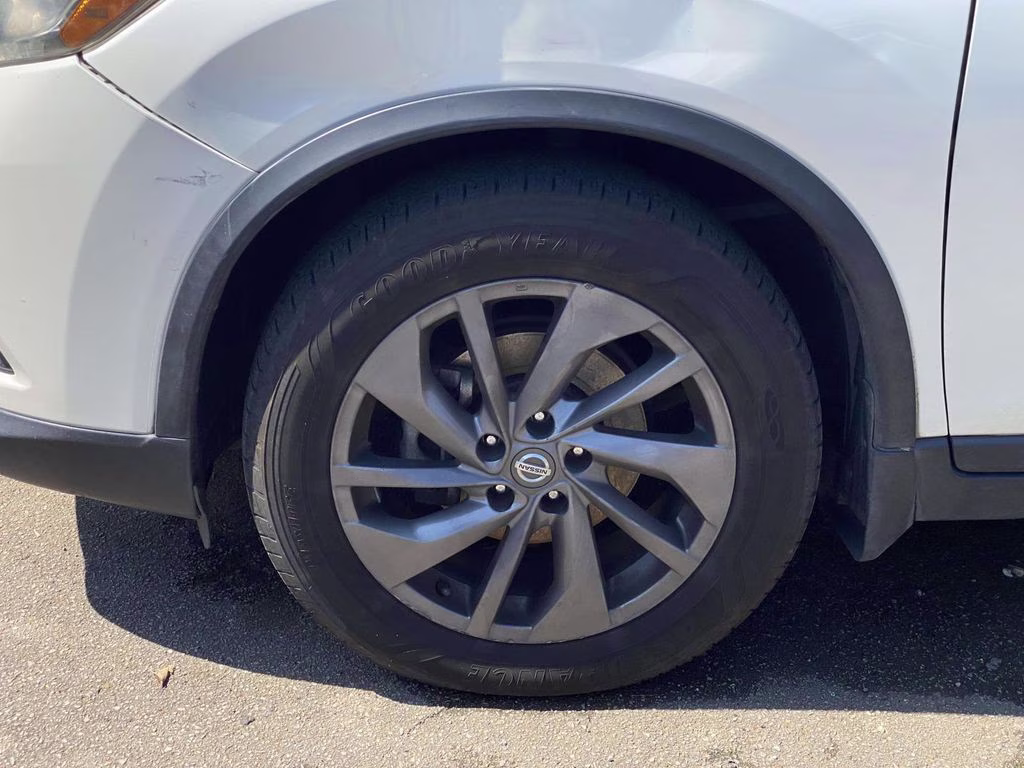 2016 Pearl White Nissan Rogue SL FWD SUV