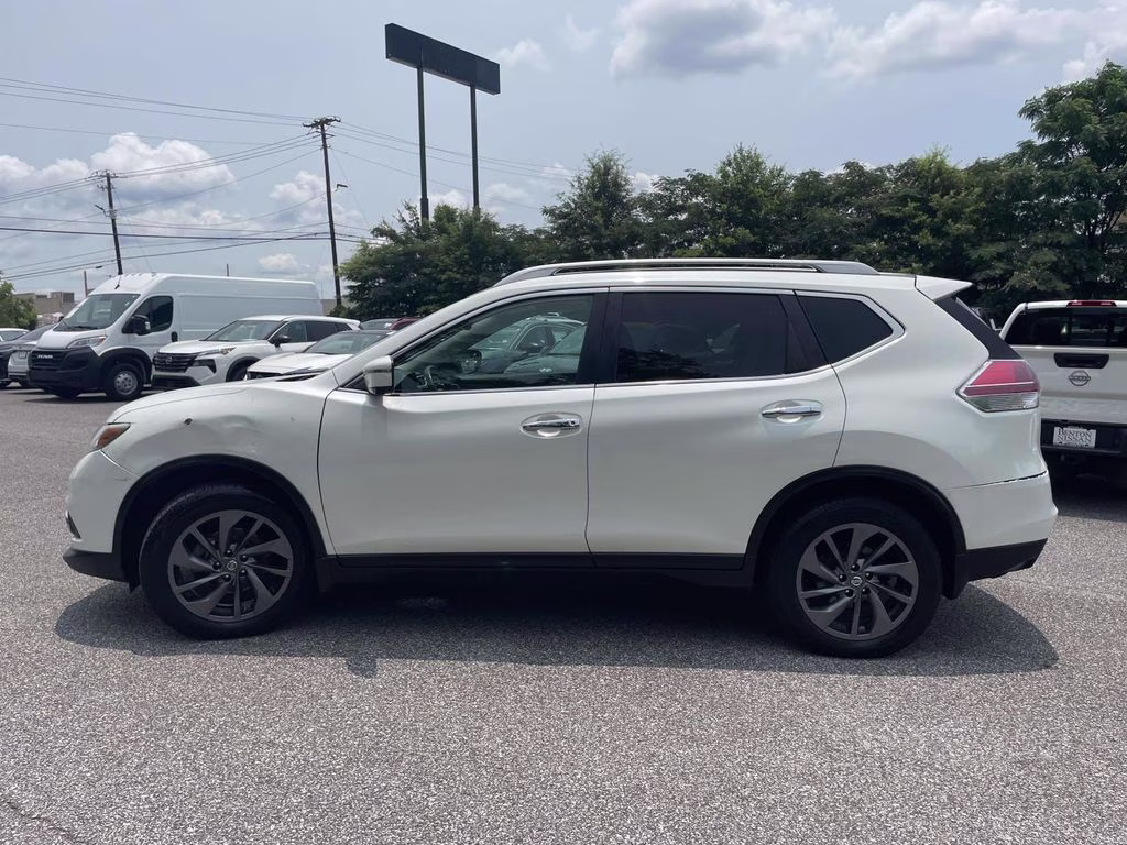 2016 Pearl White Nissan Rogue SL FWD SUV