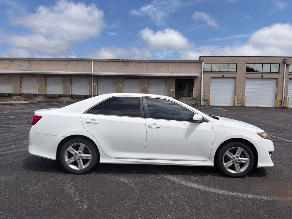2014 Super White Toyota Camry SE FWD Sedan
