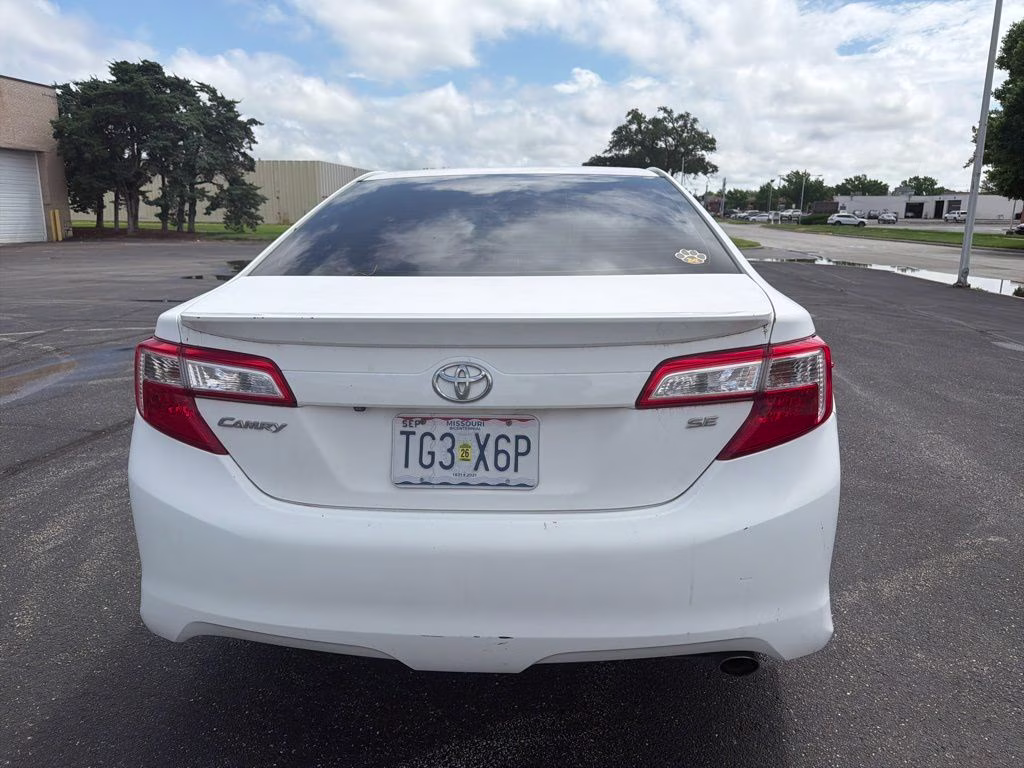 2014 Super White Toyota Camry SE FWD Sedan
