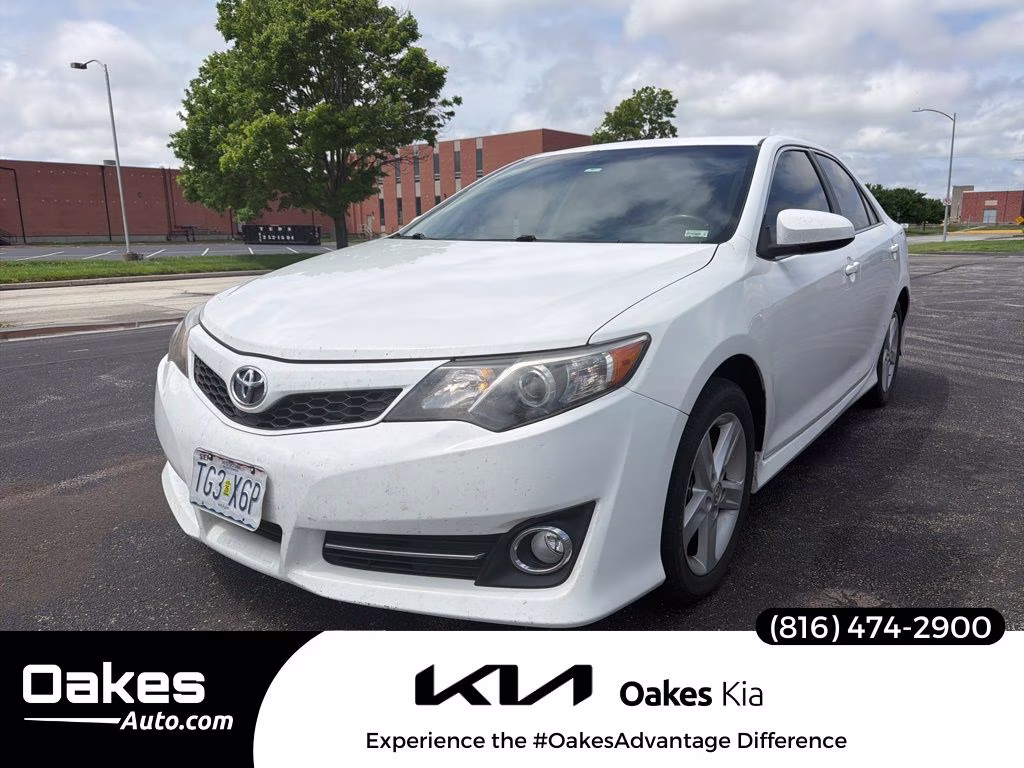 2014 Super White Toyota Camry SE FWD Sedan