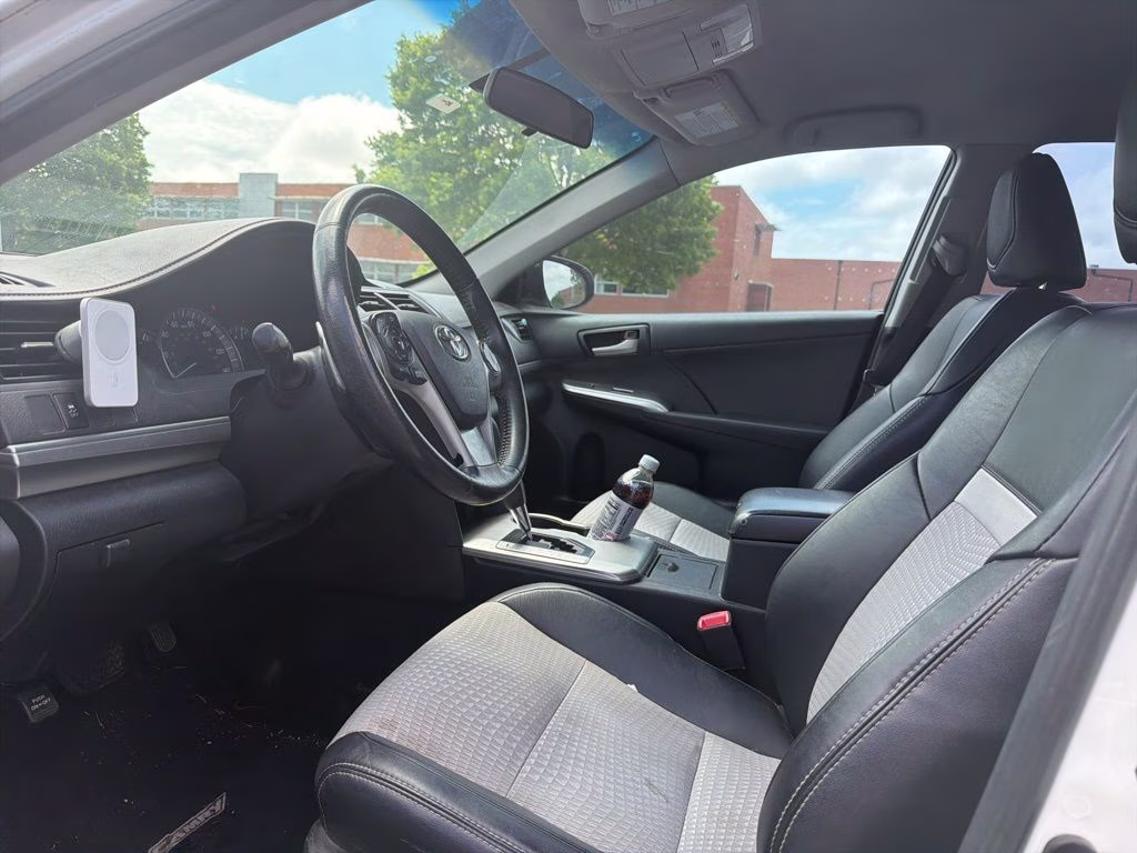2014 Super White Toyota Camry SE FWD Sedan
