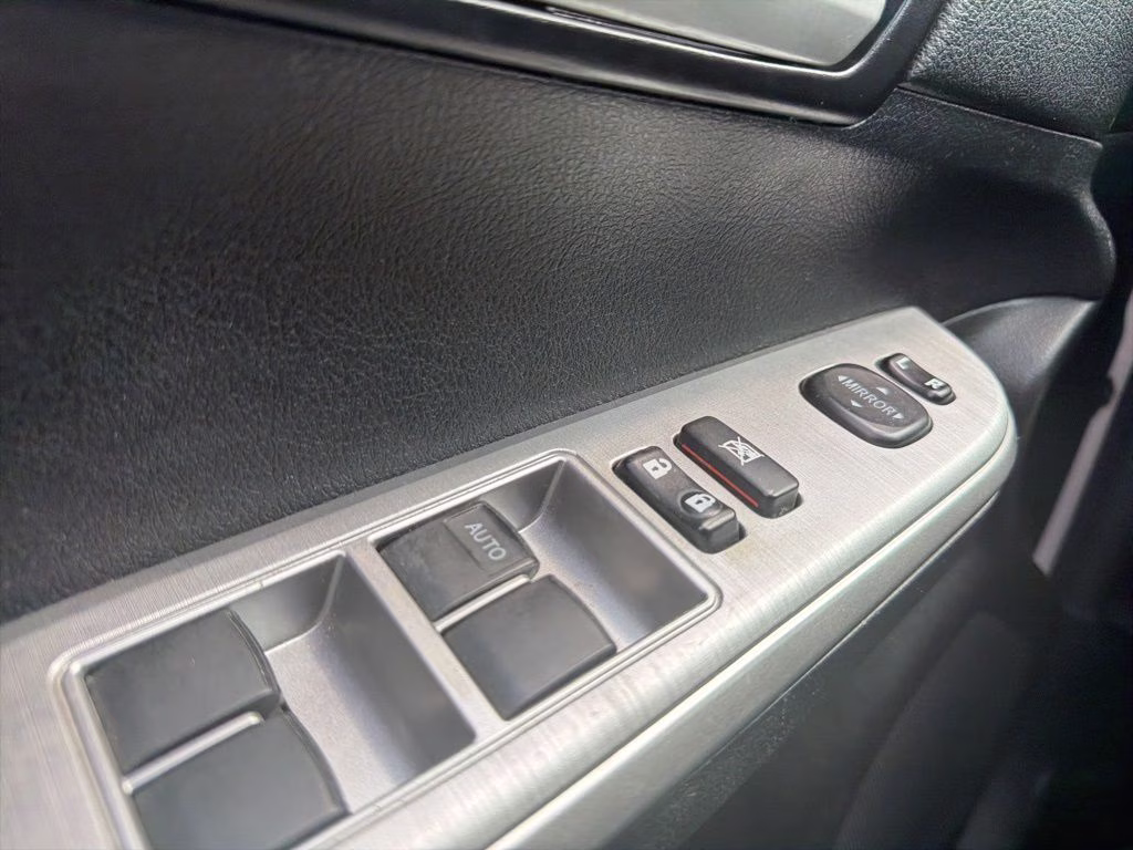 2014 Super White Toyota Camry SE FWD Sedan