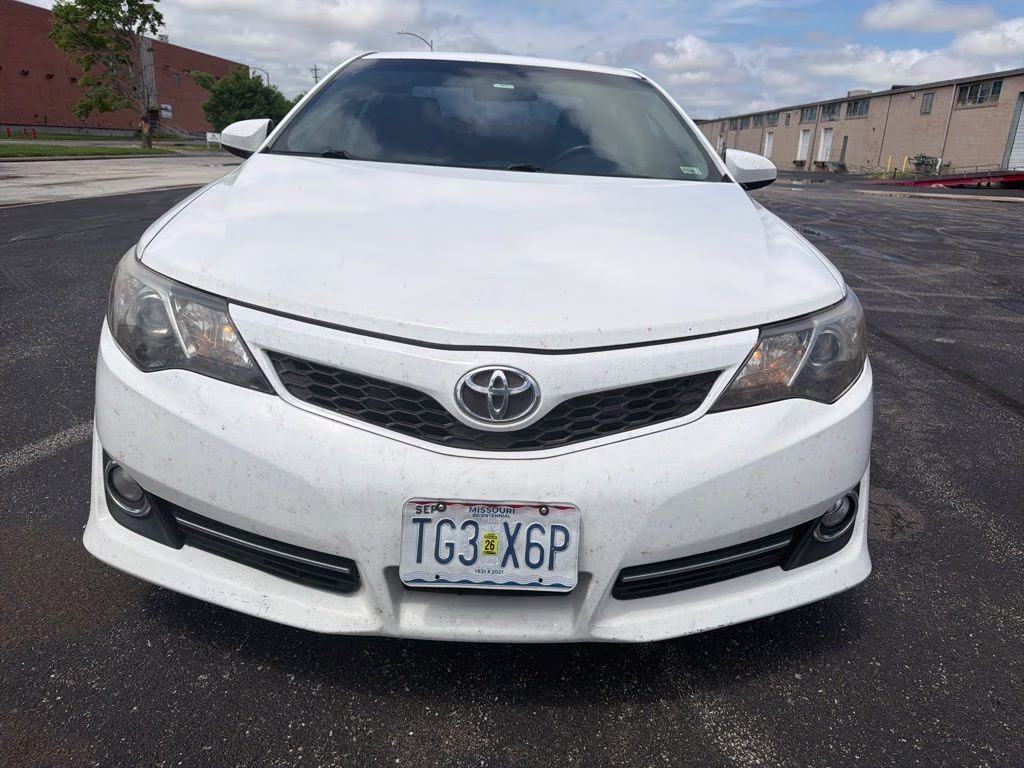 2014 Super White Toyota Camry SE FWD Sedan