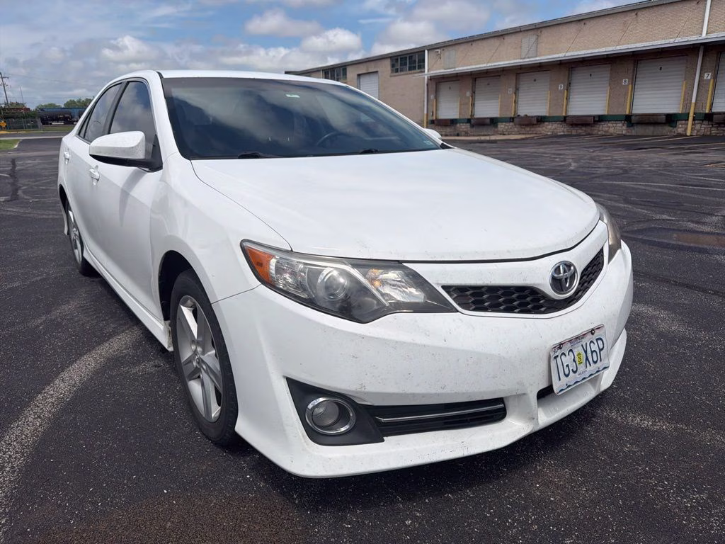 2014 Super White Toyota Camry SE FWD Sedan