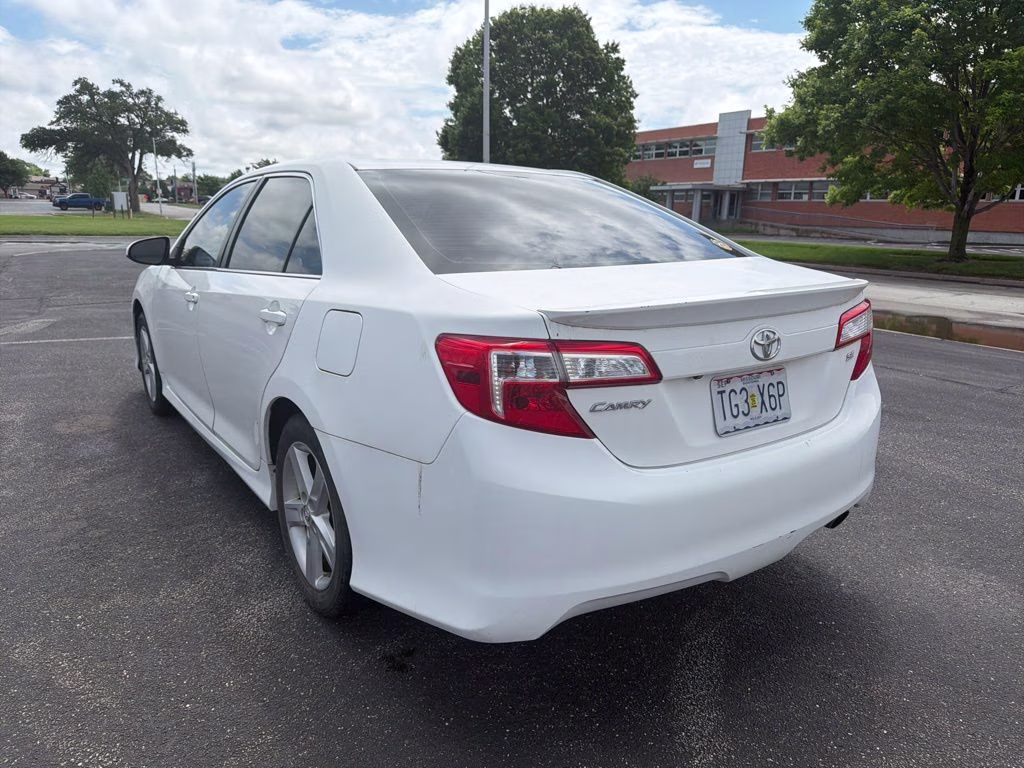 2014 Super White Toyota Camry SE FWD Sedan