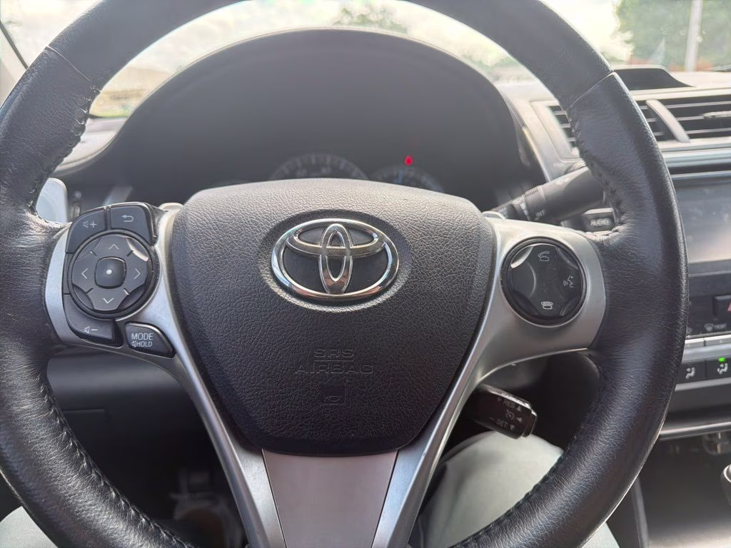 2014 Super White Toyota Camry SE FWD Sedan