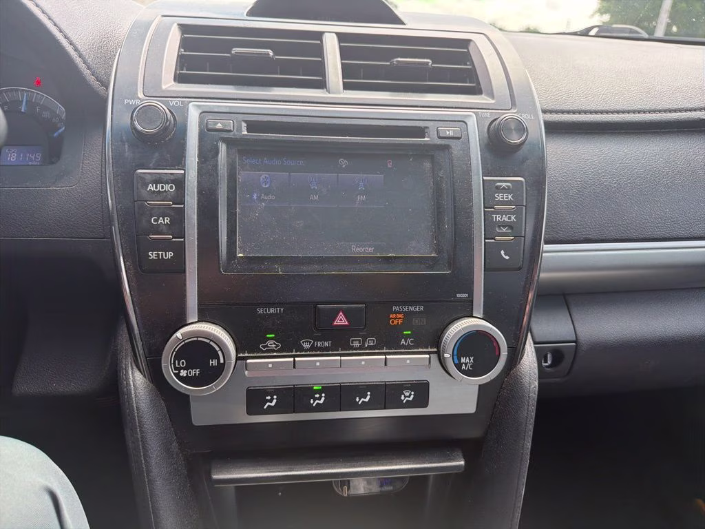 2014 Super White Toyota Camry SE FWD Sedan