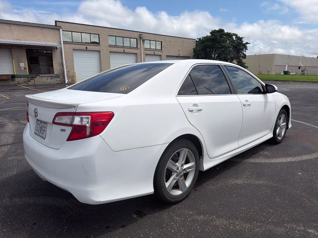 2014 Super White Toyota Camry SE FWD Sedan
