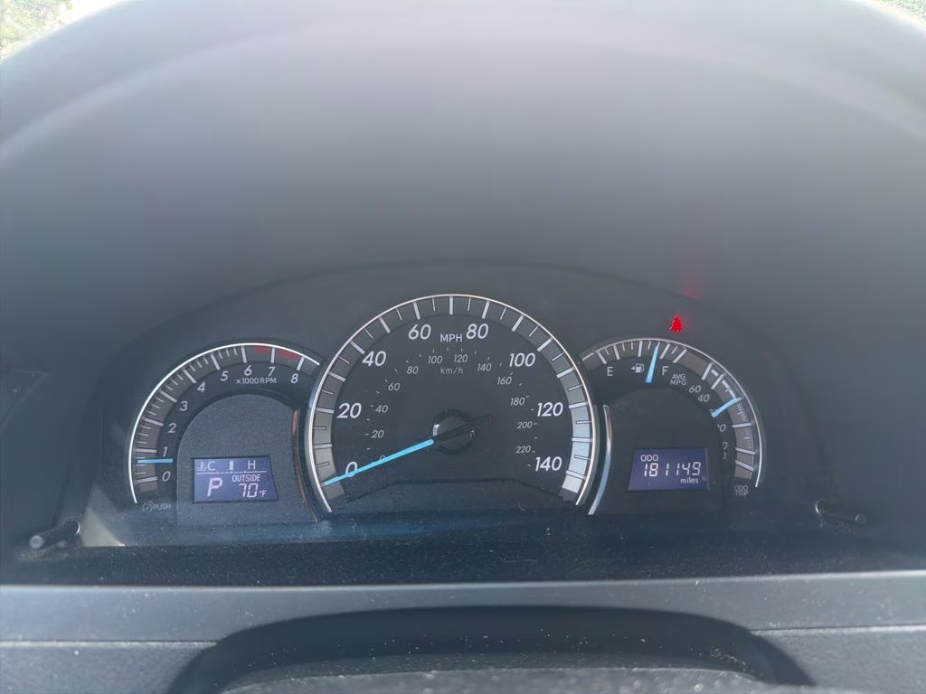 2014 Super White Toyota Camry SE FWD Sedan