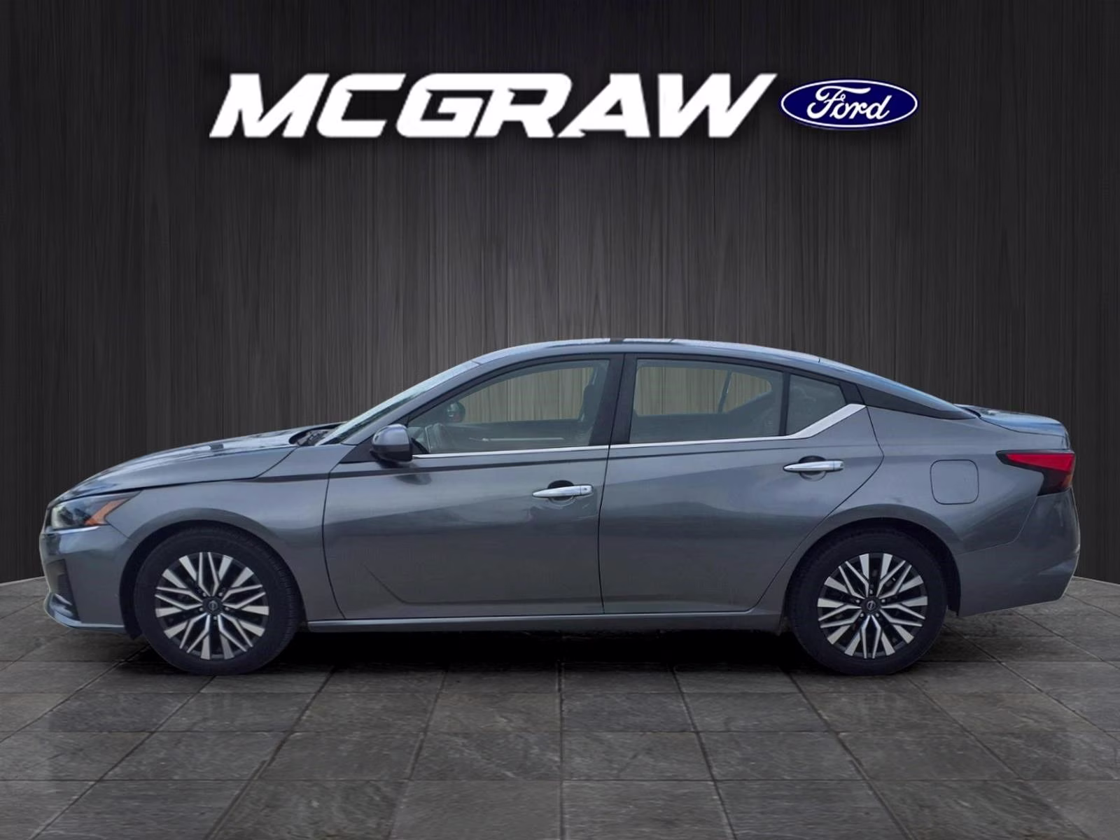 2023 Gun Metallic Nissan Altima 2.5 SV FWD Sedan