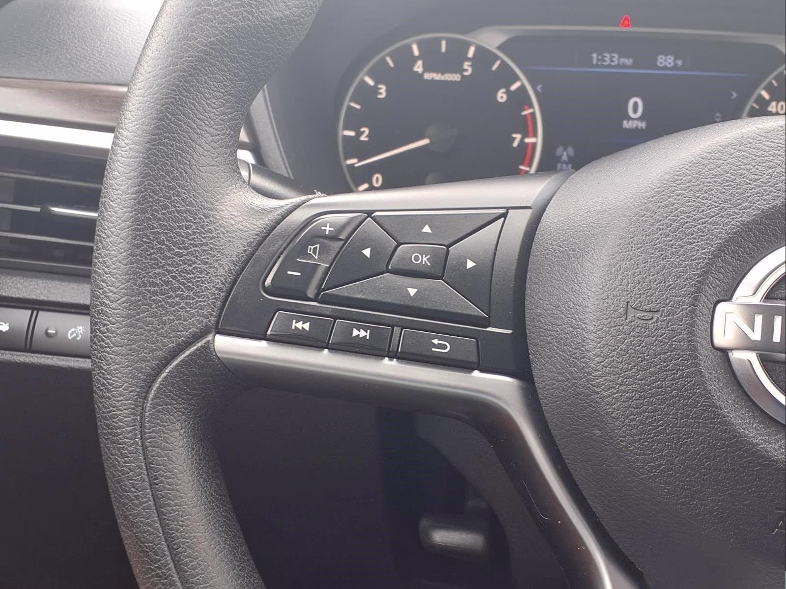 2023 Gun Metallic Nissan Altima 2.5 SV FWD Sedan