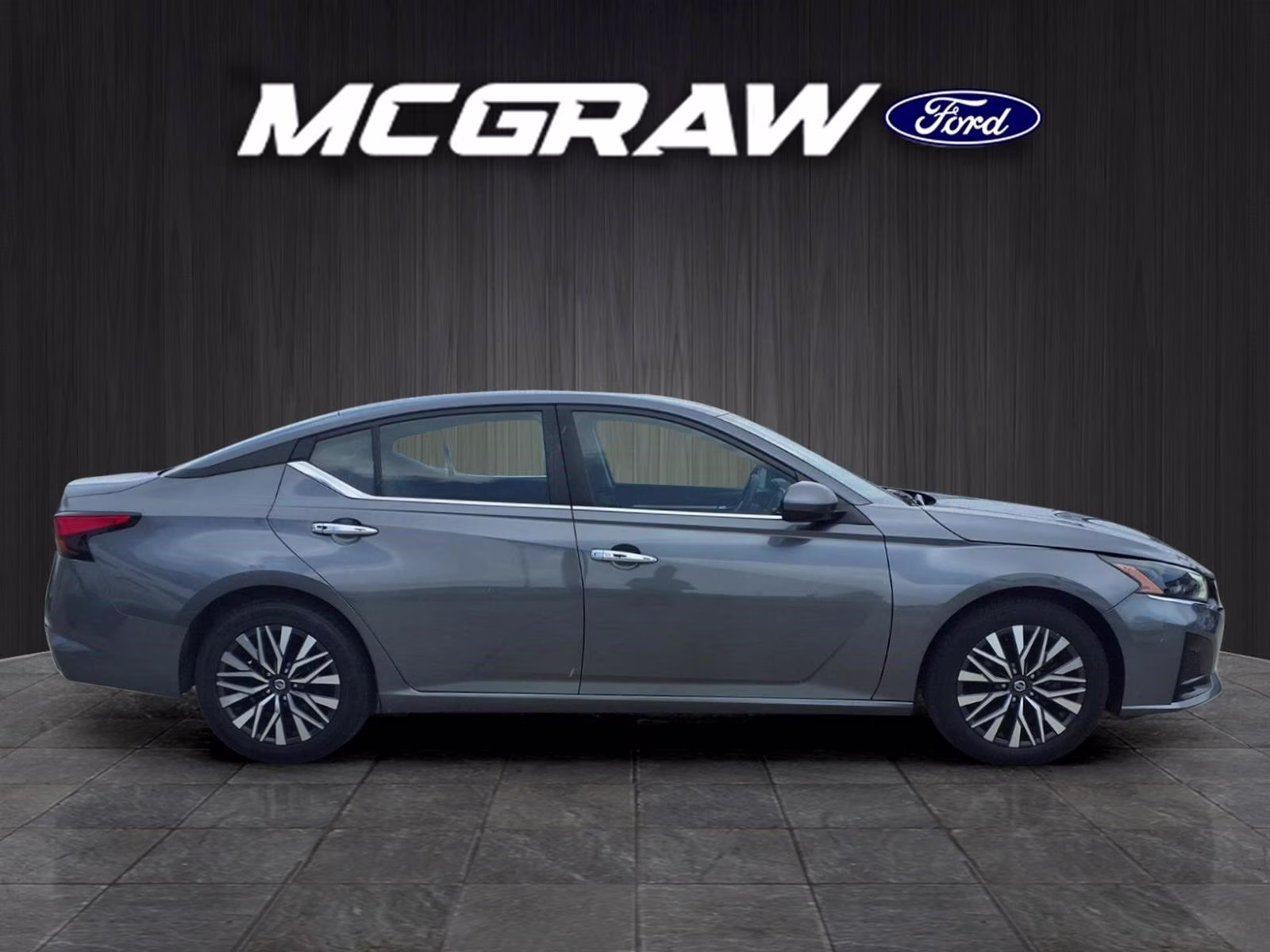 2023 Gun Metallic Nissan Altima 2.5 SV FWD Sedan