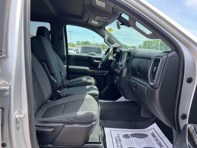2021 Silver Ice Metallic Chevrolet Silverado 1500 LT 4X4 Truck
