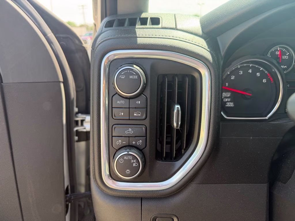 2021 Silver Ice Metallic Chevrolet Silverado 1500 LT 4X4 Truck