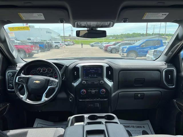 2021 Silver Ice Metallic Chevrolet Silverado 1500 LT 4X4 Truck