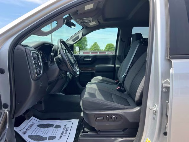 2021 Silver Ice Metallic Chevrolet Silverado 1500 LT 4X4 Truck
