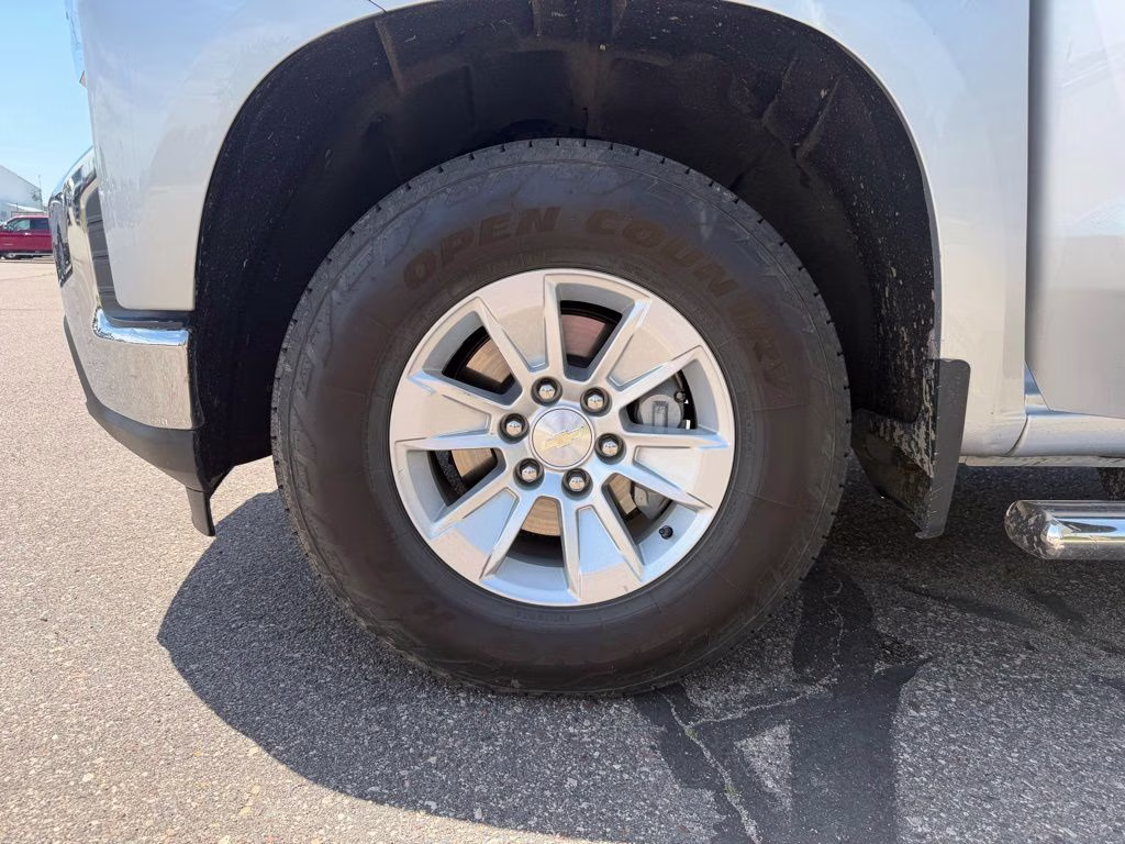 2021 Silver Ice Metallic Chevrolet Silverado 1500 LT 4X4 Truck