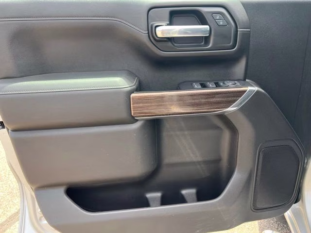2021 Silver Ice Metallic Chevrolet Silverado 1500 LT 4X4 Truck