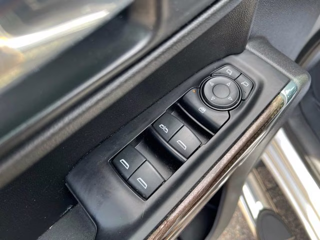 2021 Silver Ice Metallic Chevrolet Silverado 1500 LT 4X4 Truck