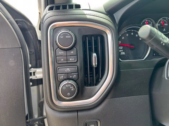 2021 Silver Ice Metallic Chevrolet Silverado 1500 LT 4X4 Truck