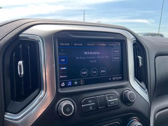 2021 Silver Ice Metallic Chevrolet Silverado 1500 LT 4X4 Truck