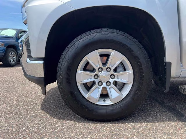 2021 Silver Ice Metallic Chevrolet Silverado 1500 LT 4X4 Truck