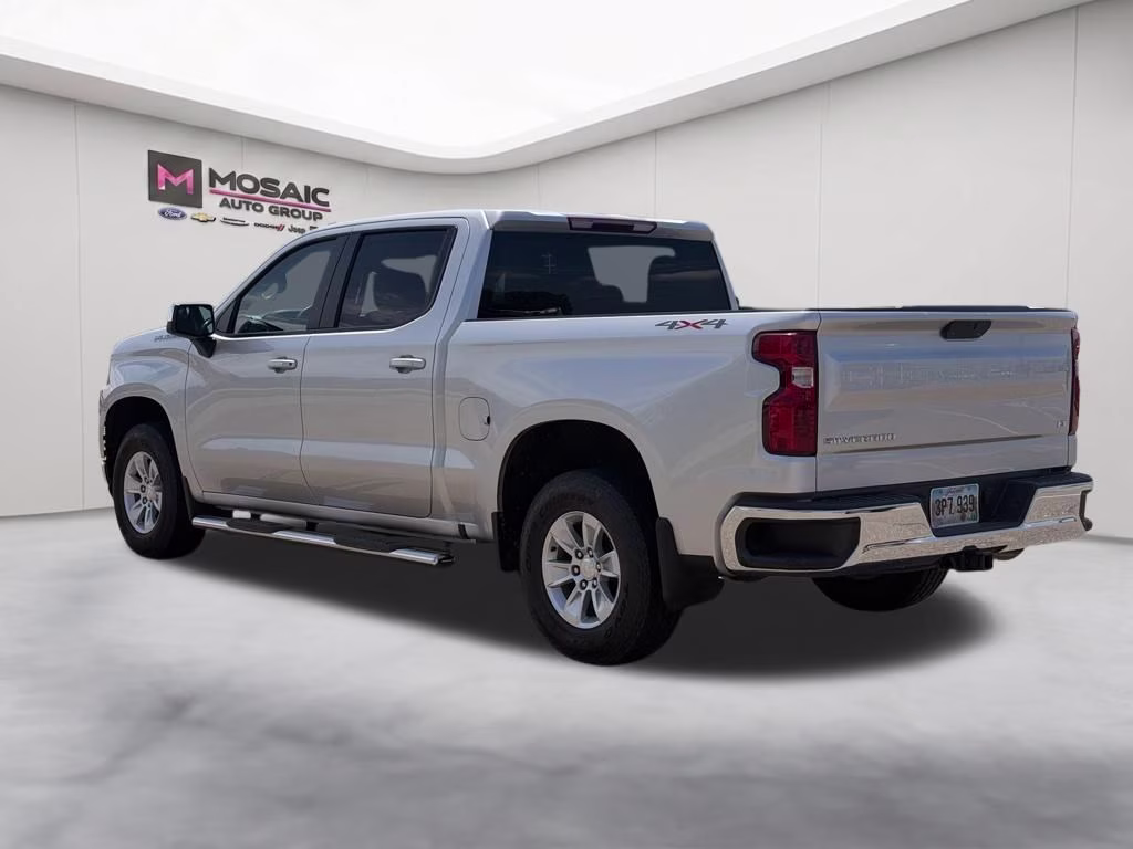 2021 Silver Ice Metallic Chevrolet Silverado 1500 LT 4X4 Truck