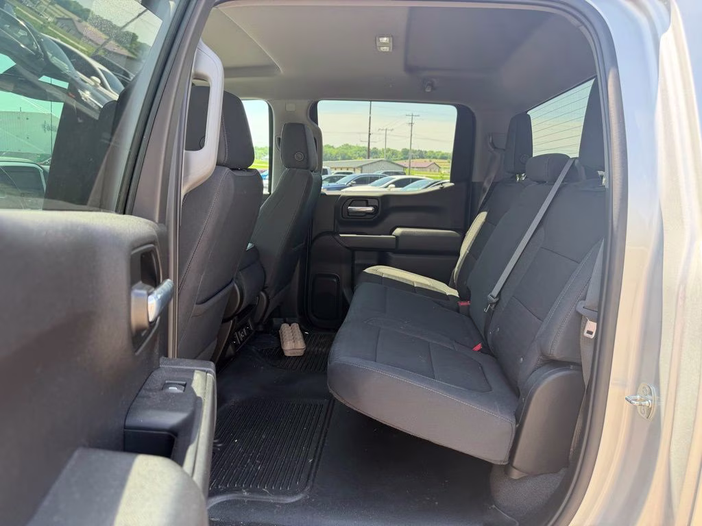 2021 Silver Ice Metallic Chevrolet Silverado 1500 LT 4X4 Truck