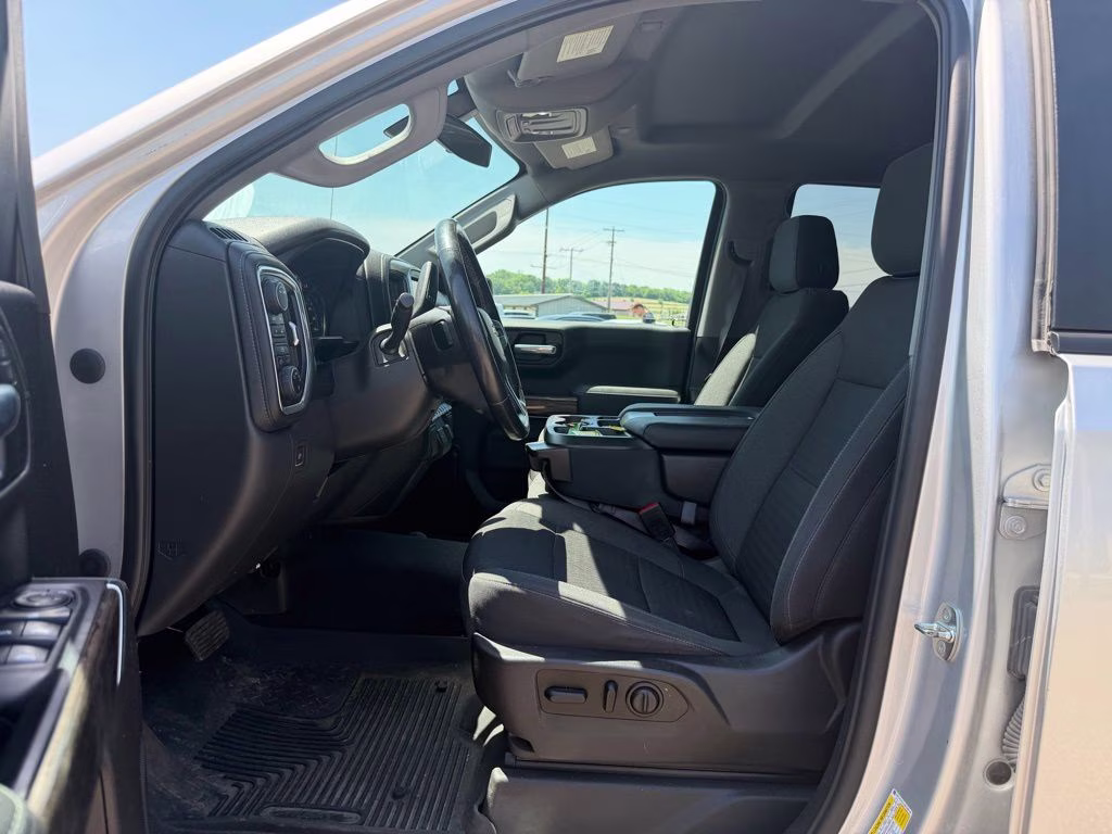 2021 Silver Ice Metallic Chevrolet Silverado 1500 LT 4X4 Truck