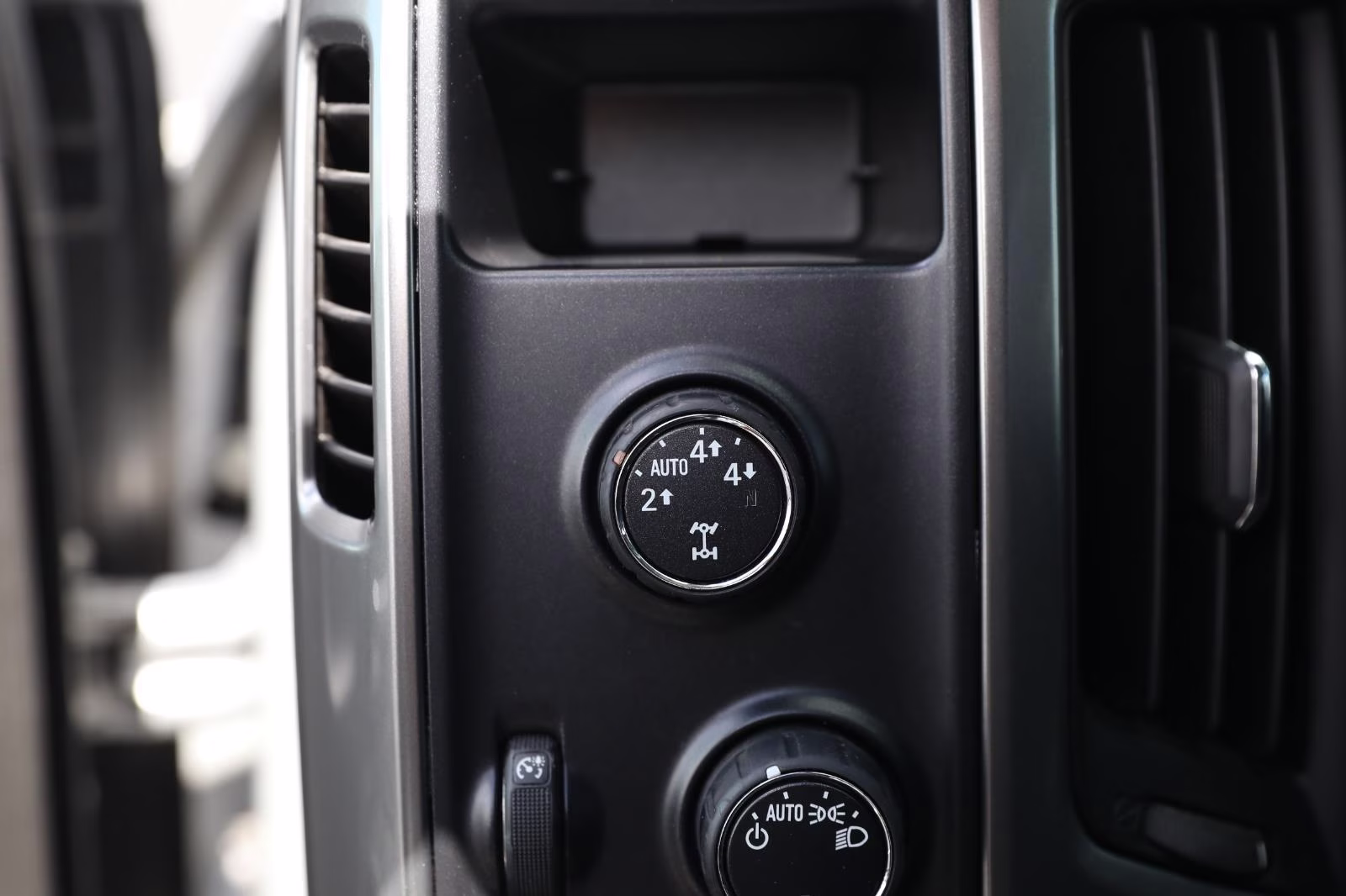 2015 Silver Ice Metallic Chevrolet Silverado 1500 LT 4X4 Truck