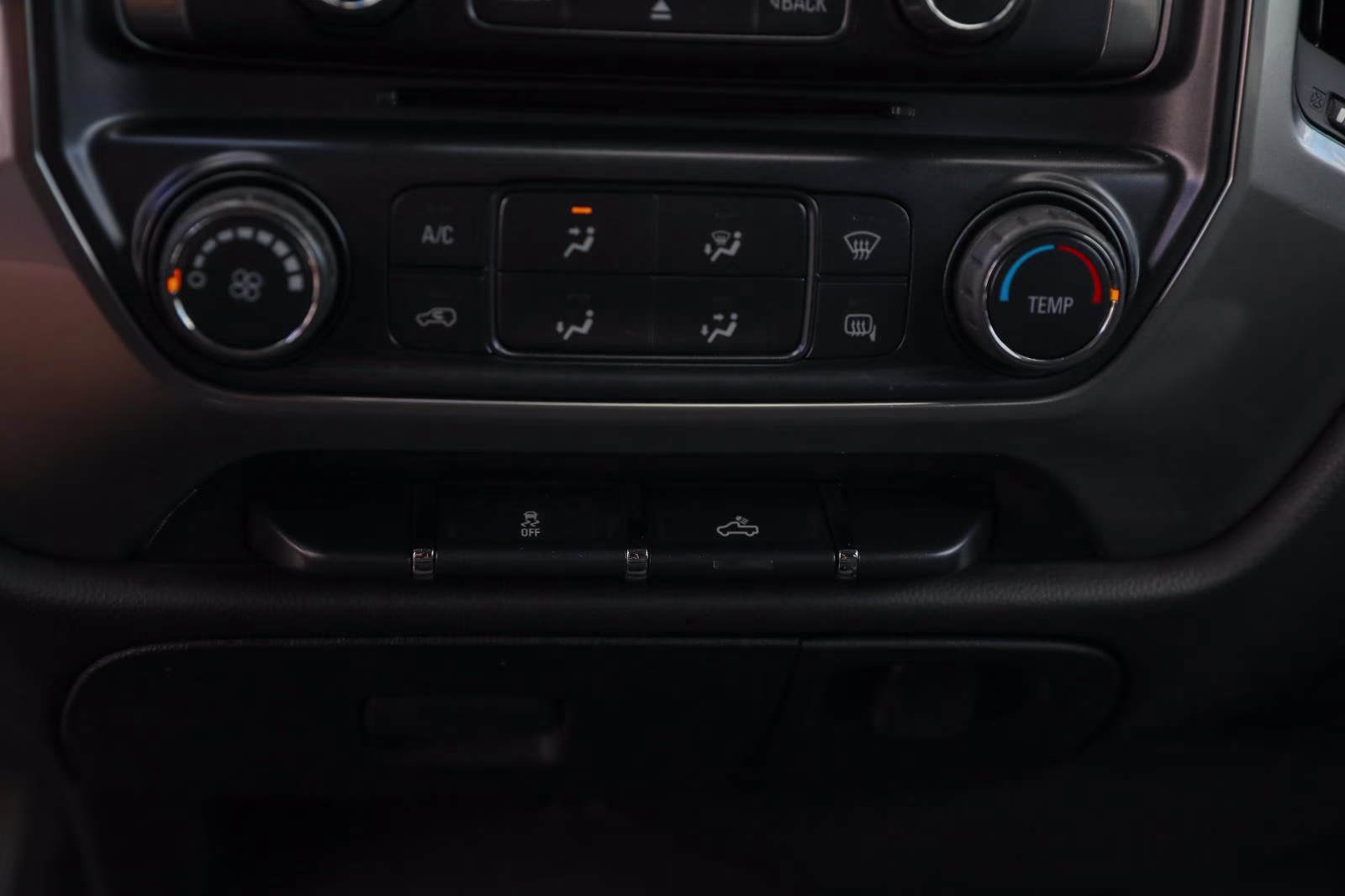 2015 Silver Ice Metallic Chevrolet Silverado 1500 LT 4X4 Truck
