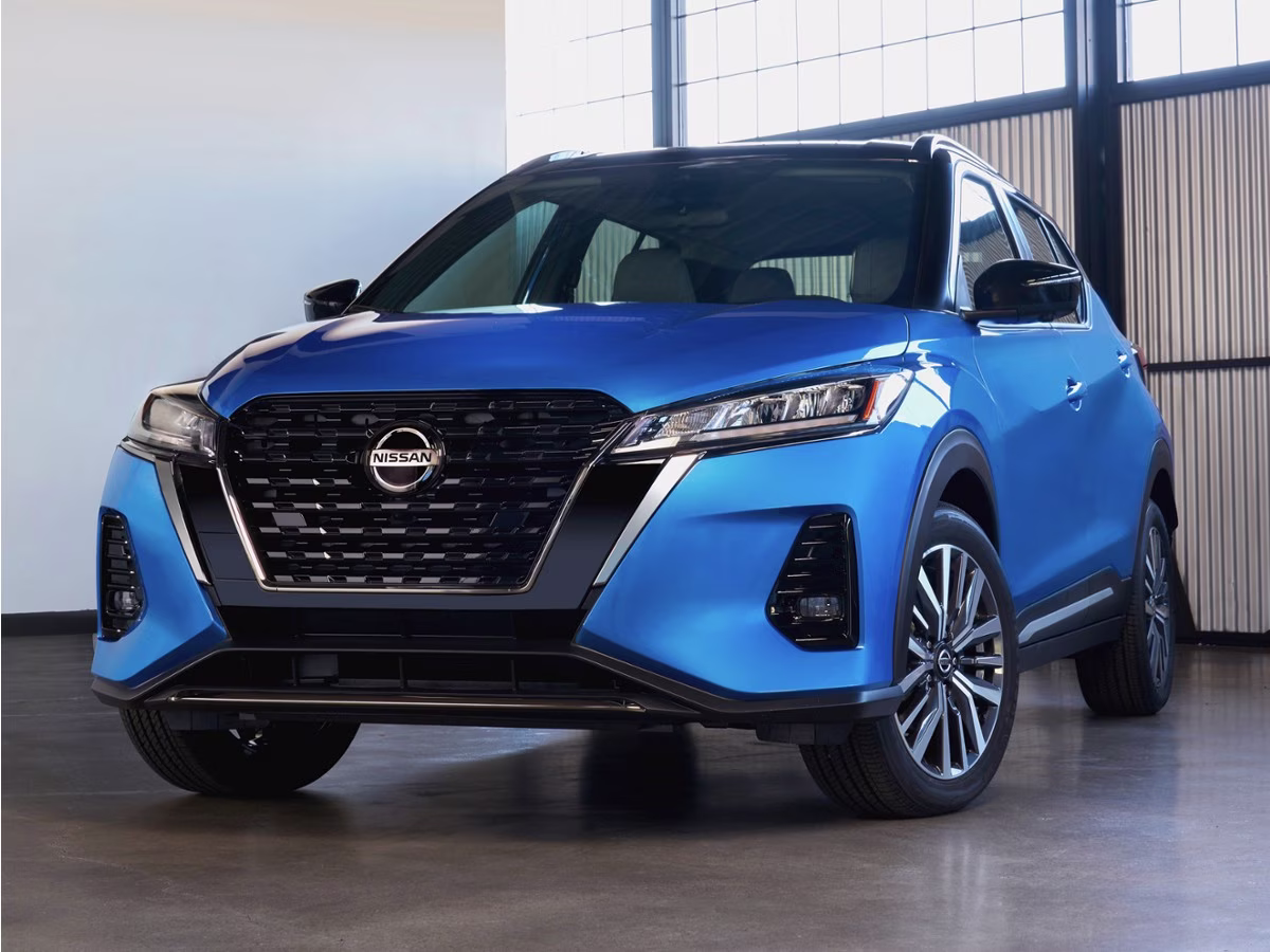 2021 Aspen White/Super Black Nissan Kicks SR FWD SUV