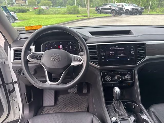 2022 Pure White Volkswagen Atlas 3.6L V6 SE w/Technology FWD SUV