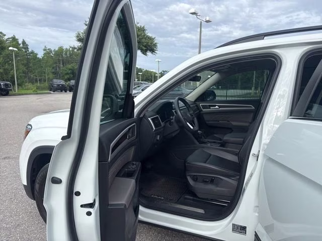 2022 Pure White Volkswagen Atlas 3.6L V6 SE w/Technology FWD SUV